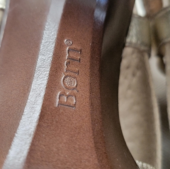 BORN Metallic Gold Flower Leather High Sandal Size 8 - Picture 6 of 9